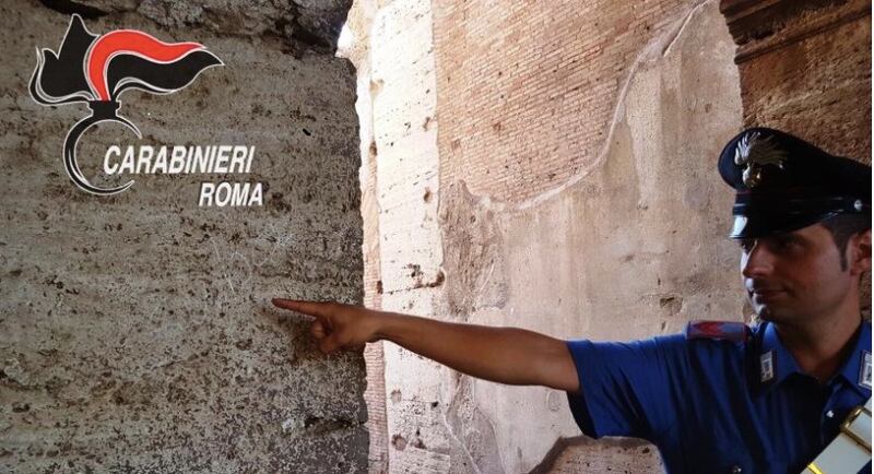 Ennesimo sfregio al patrimonio artistico della Capitale. Ieri pomeriggio, una turista tedesca ha inciso con una moneta il suo nickname - “Suba” - su una delle colonne marmoree che compongono l’arcata superiore dell’anfiteatro romano.