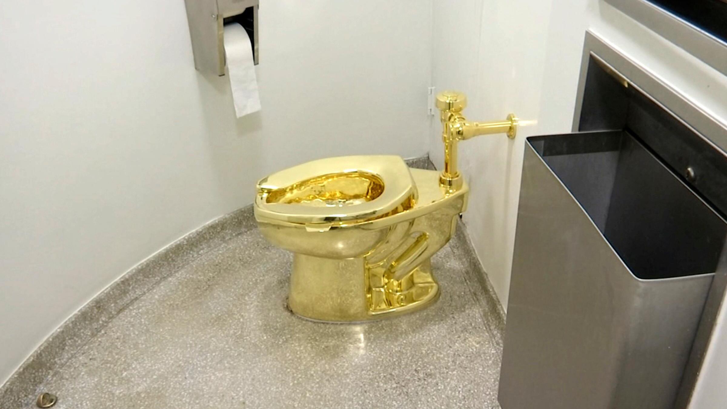 Il water d’oro di Cattelan venduto all’asta per 12,1 milioni di dollari: la parabola dell’opera rubata e mai ritrovata