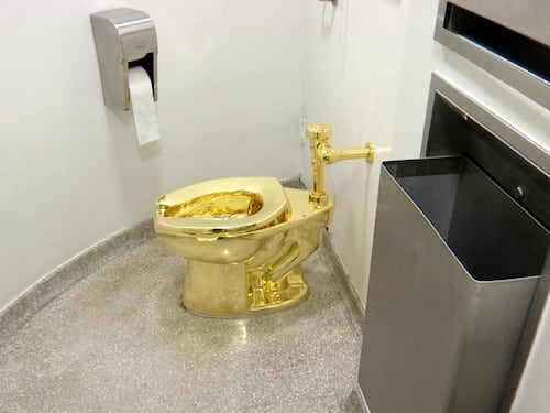 Il water d’oro di Cattelan venduto all’asta per 12,1 milioni di dollari: la parabola dell’opera rubata e mai ritrovata