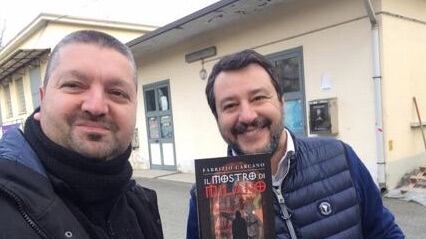 Fa un selfie con Salvini: insulti contro il giallista. E il noir vola in classifica