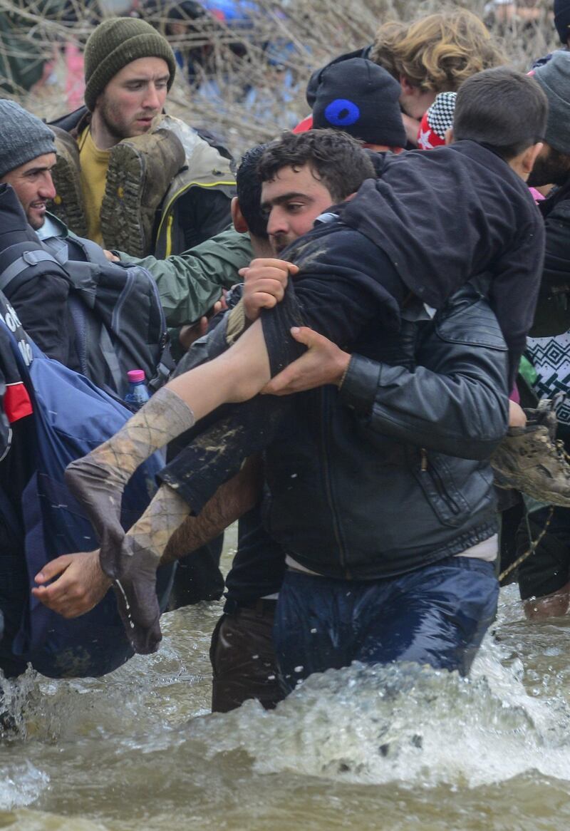 I migranti guadano il fiume tra Grecia e Macedonia 4