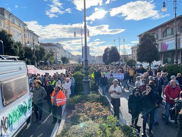 15mila manifestanti a Trieste contro il Green pass: con loro i portuali 6