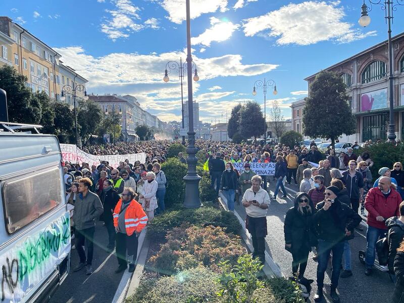 15mila manifestanti a Trieste contro il Green pass: con loro i portuali 6
