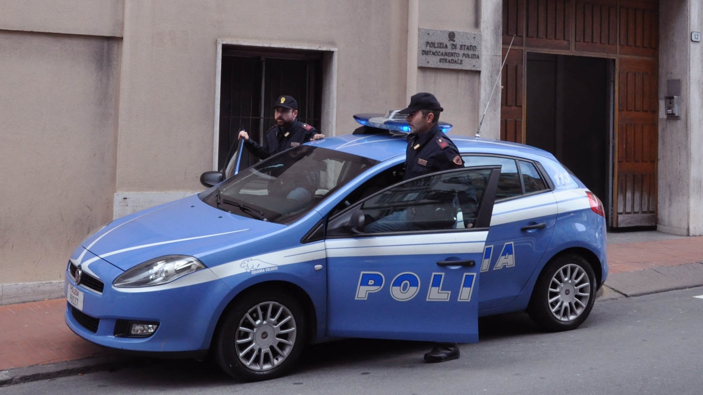 Nigeriano dorme nel dehor di un bar e minaccia di morte il titolare