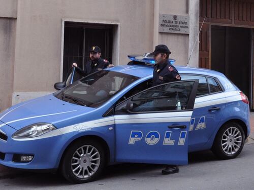 Nigeriano dorme nel dehor di un bar e minaccia di morte il titolare