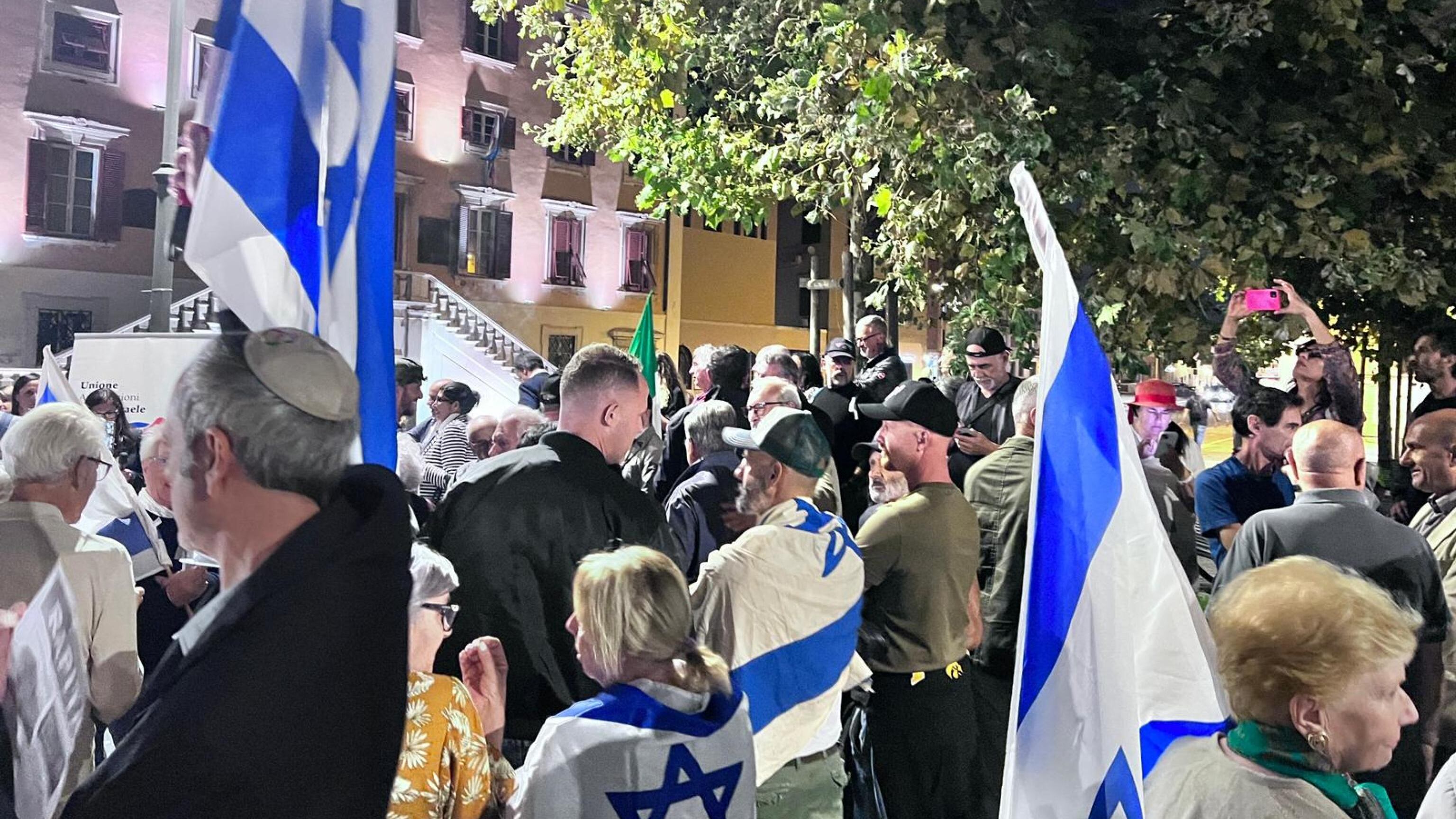 "Scene ignobili". A Livorno antagonisti tentano l'assalto ai manifestanti pro Israele