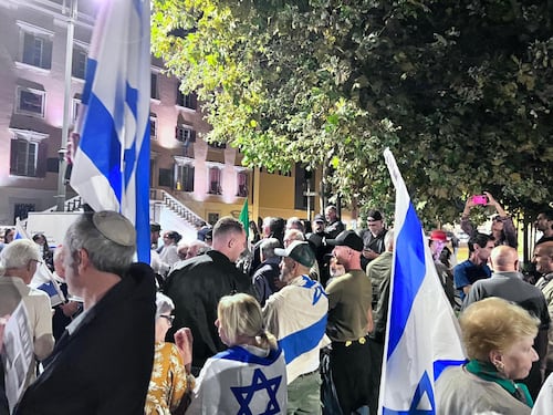 "Scene ignobili". A Livorno antagonisti tentano l'assalto ai manifestanti pro Israele