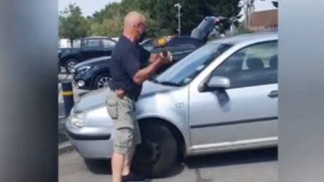 Cane chiuso in auto: il passante lo salva con l’ascia