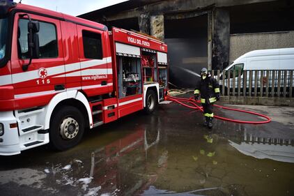 Maxi incendio in un deposito di rifiuti speciali 3