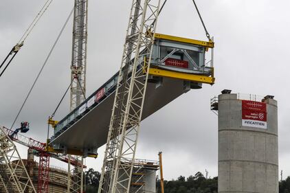 Il "varo ad alta quota" del primo pezzo del Ponte di Genova 3