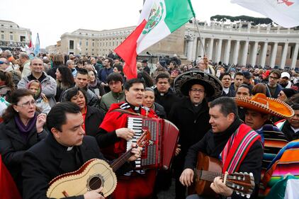 San Pietro attende l'Angelus del Papa 10
