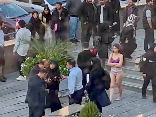 Iran, reagì al regime restando in reggiseno all’università. Ora la curano come malata di mente