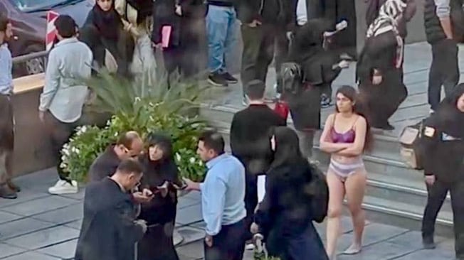 Iran, liberata la studentessa che si era spogliata per protesta