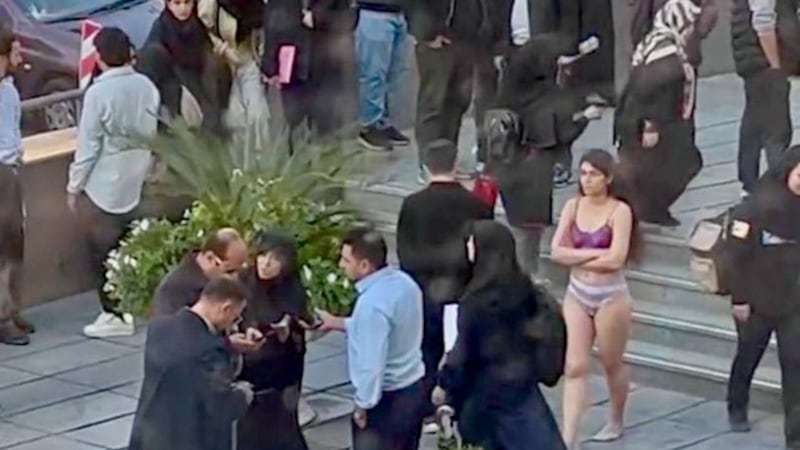 Iran, reagì al regime restando in reggiseno all’università. Ora la curano come malata di mente