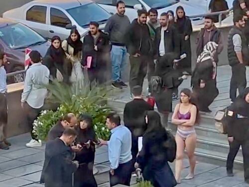 Iran, liberata la studentessa che si era spogliata per protesta