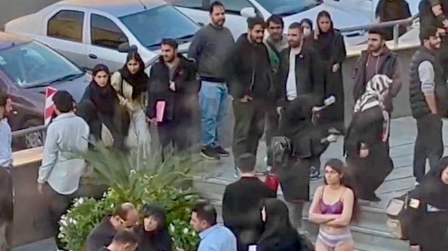 Iran, liberata la studentessa che si era spogliata per protesta