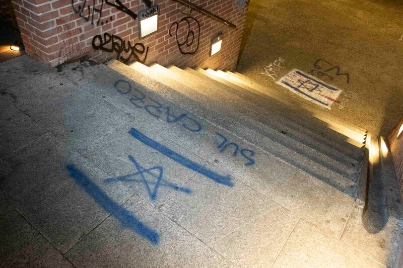Graffiti e svastiche contro Israele: esplode l’odio antisemita a Milano 1