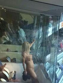 Modella australiana si spoglia per la sua squadra 1