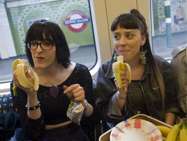 Donne fotografate mentre mangiano in metro, a Londra scatta la protesta 11