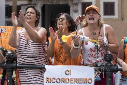 Decreto Vaccini, la protesta dei no-vax davanti a Montecitorio 9