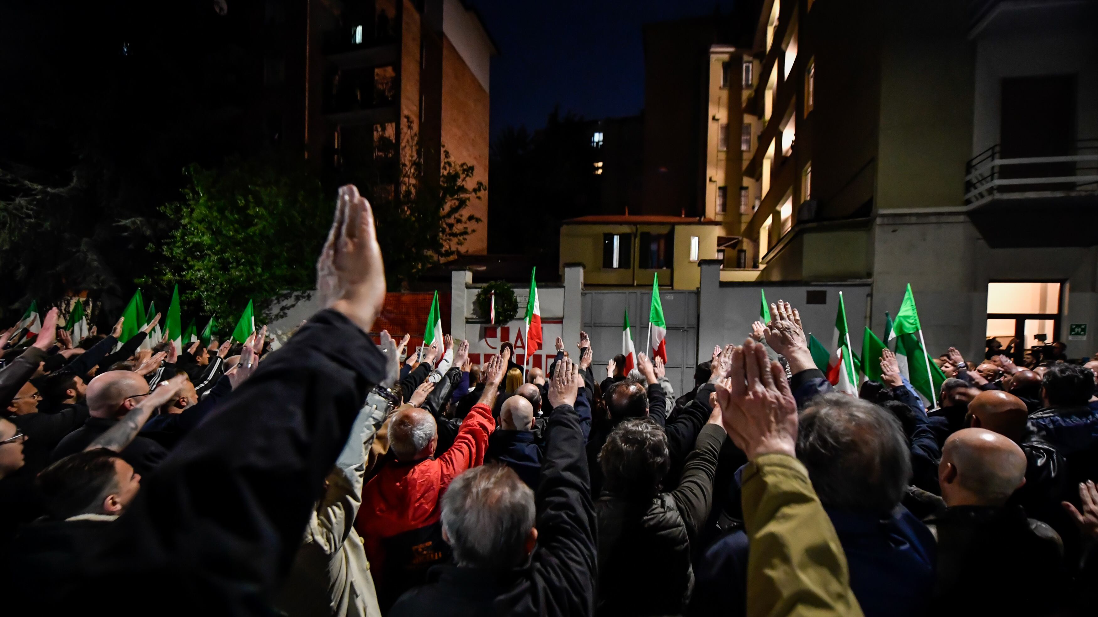 Tanti saluti romani