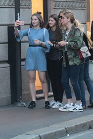 Chiara Ferragni fa shopping in centro a Milano 16