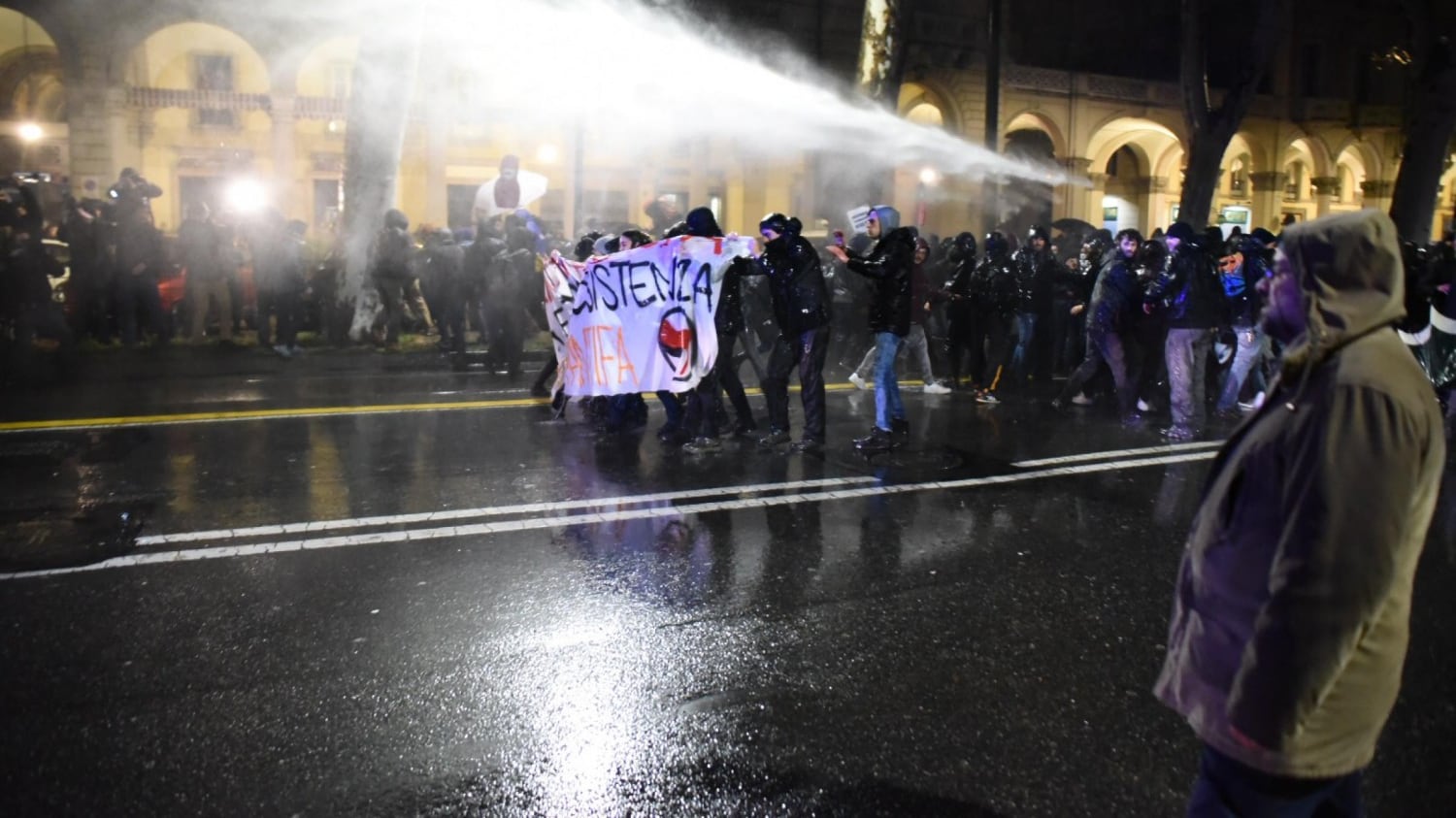 Il falso allarme antifascismo: l'onda nera è una pozzanghera
