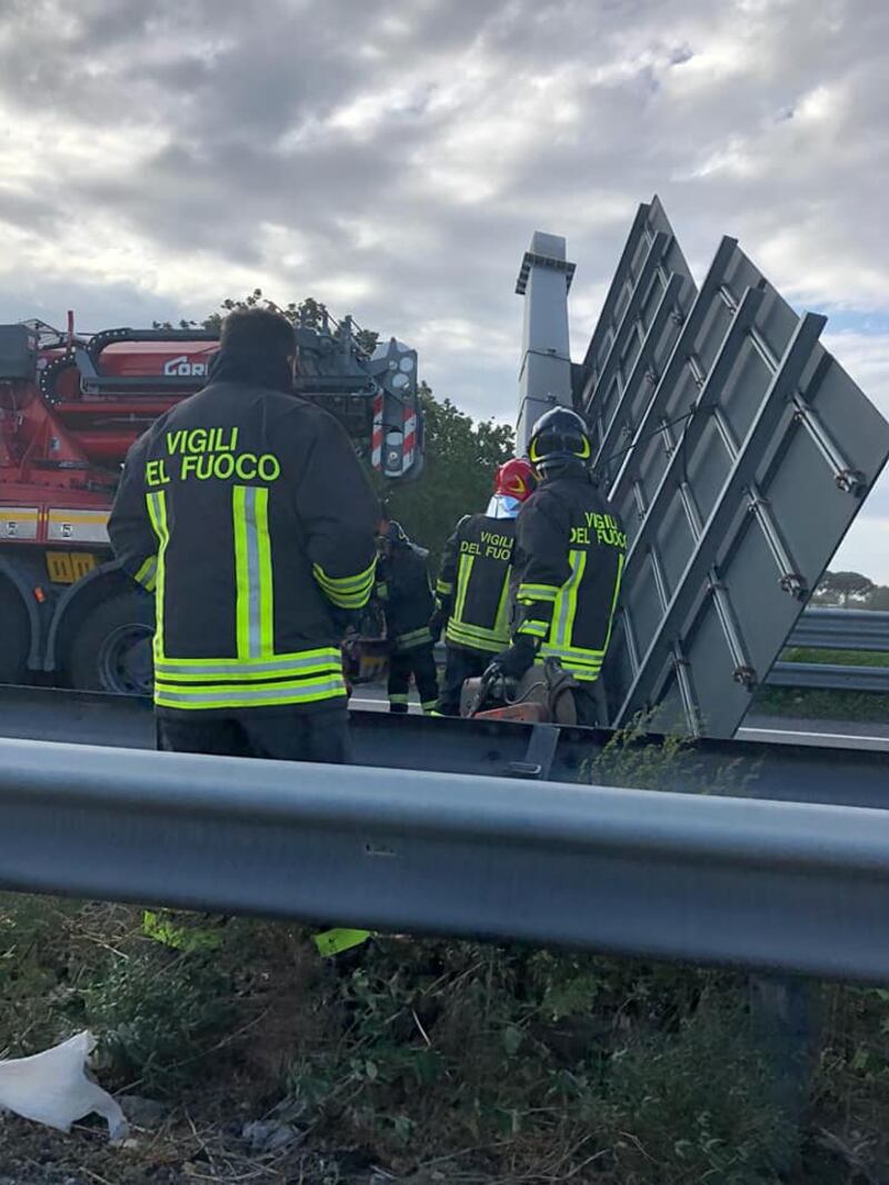 Crolla cartellone sulla Statale, sfiorata la tragedia a Napoli: le immagini 2