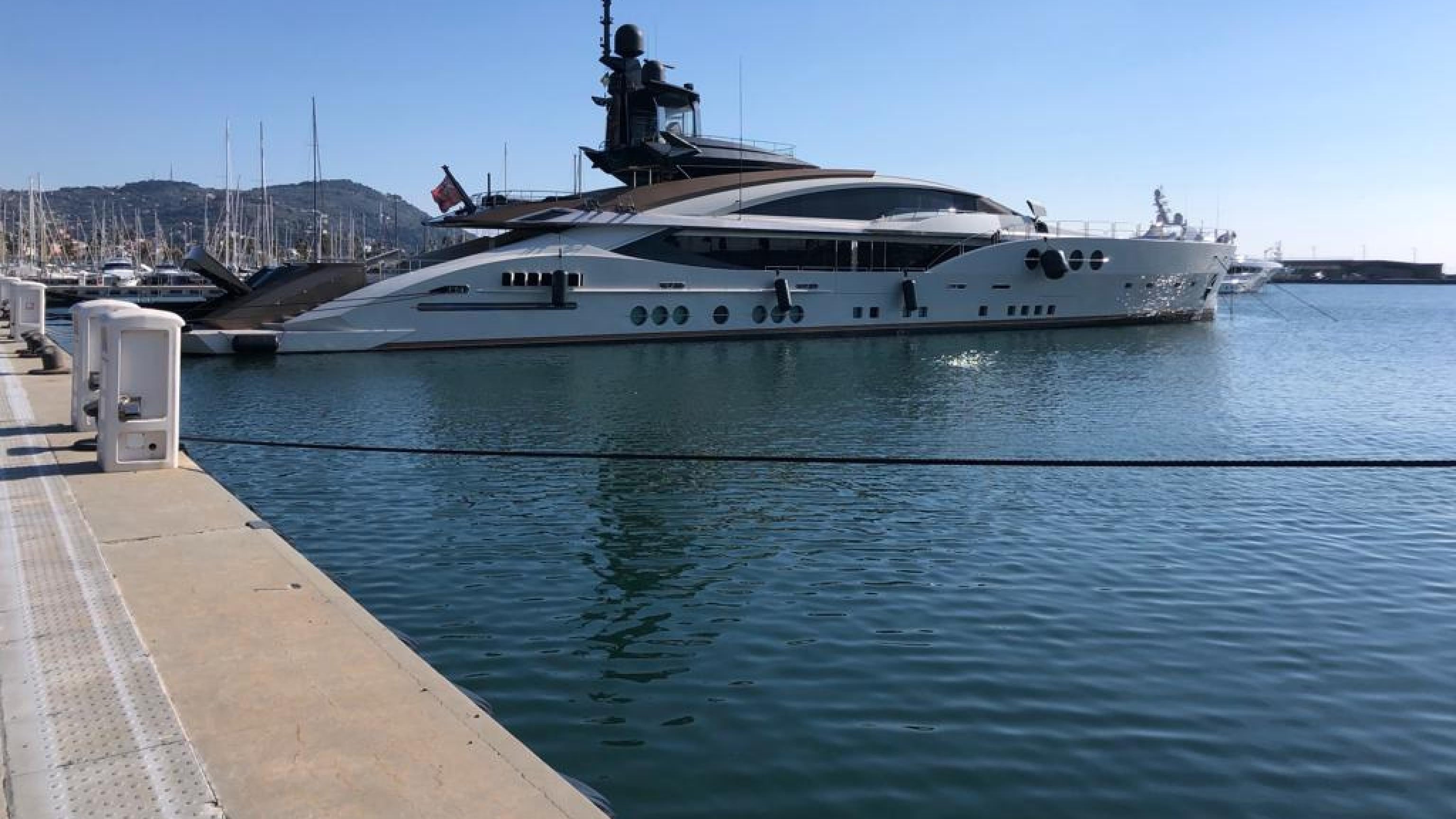 "Il bagno turco rivestito d'oro...". L'ostentazione della richezza negli yacht russi