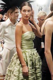 Bella Hadid sexy in passerella, foto 6