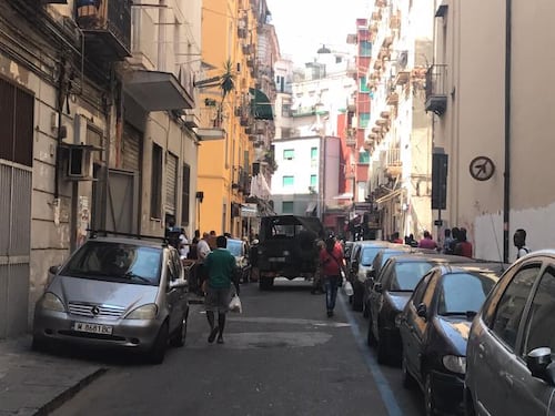 Napoli, il Vasto nella morsa della polizia: gambiano beccato a spacciare