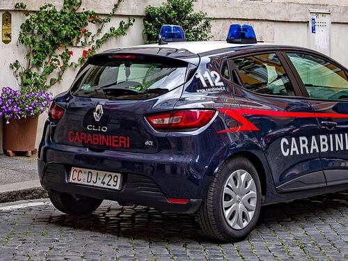 Ammazza suo fratello e fugge con la pistola. Poi si arrende ai militari
