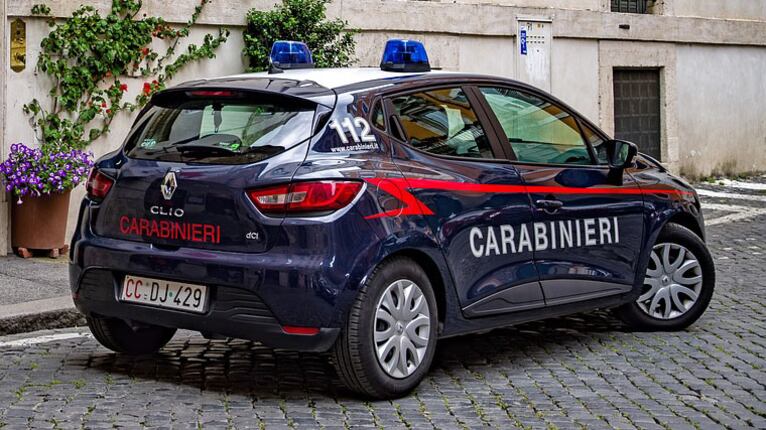Ammazza suo fratello e fugge con la pistola. Poi si arrende ai militari