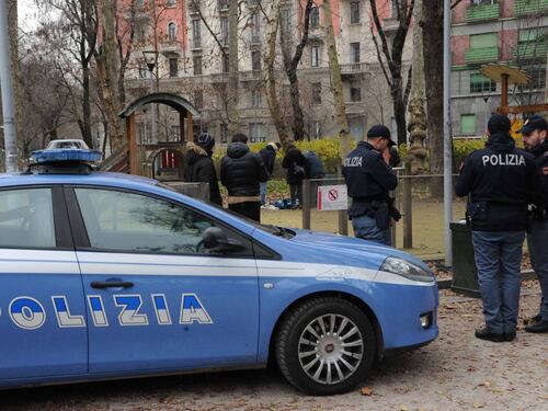 Prima avvicina la ragazzina e poi la bacia. La violenza dell'africano sul bus