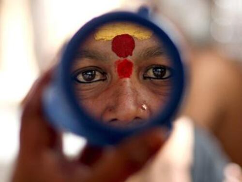 India, picchiano una donna e la costringono a bere l'urina