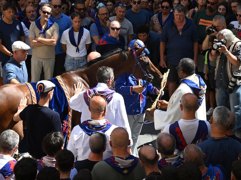 Palio di Siena senza tempo: vince il Nicchio con Tittia, il “Leo Messi” dei fantini