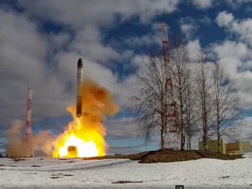 L'Occidente rompe gli indugi: elicotteri e caccia all'Ucraina. E Mosca testa il super missile