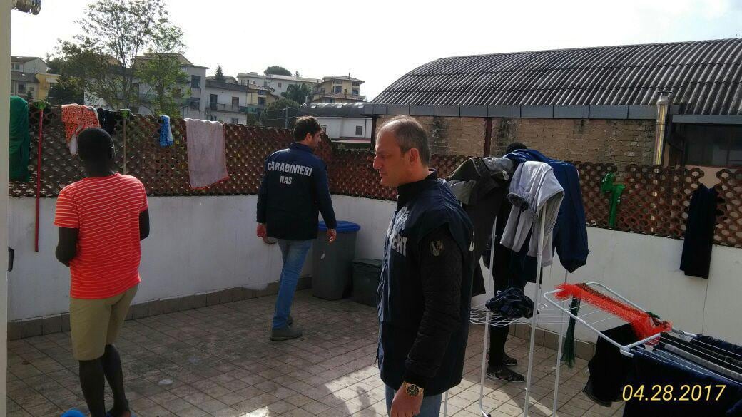 Borse di lusso e viaggi pagati con i soldi per i migranti. Sul business dell'accoglienza il faro della Corte dei Conti