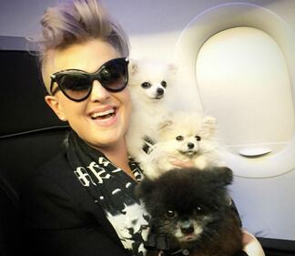 Kelly Osbourne in giacca di pelle e slip per lanciare il nuovo progetto televisivo 7