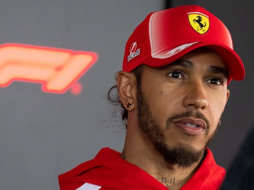 Hamilton smentisce le voci sulla Ferrari: “Mai chiesto di sostituire nessuno”
