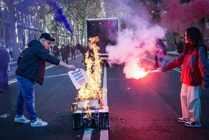 Manifesti elettorali del centrodestra bruciati e roghi lungo il corteo degli studenti a Torino 7
