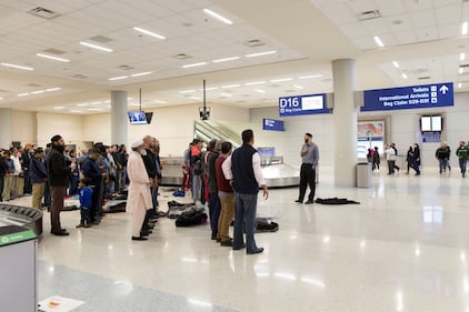 Musulmani pregano all'aeroporto di Dallas per protestare contro Trump 9