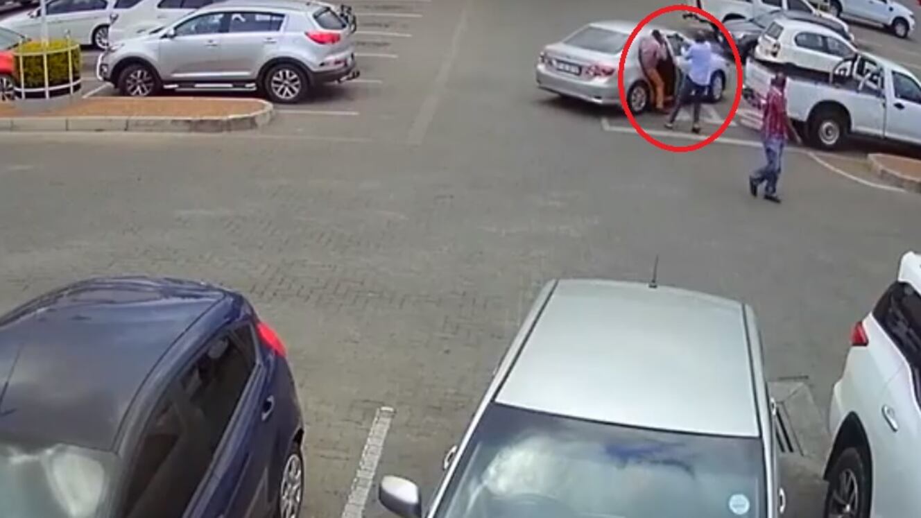 Sudafrica, il ladro lo deruba: lui gli spara con la pistola e lo uccide