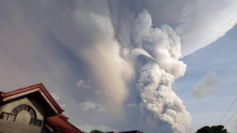 Filippine, la colonna di fumo del vulcano 10