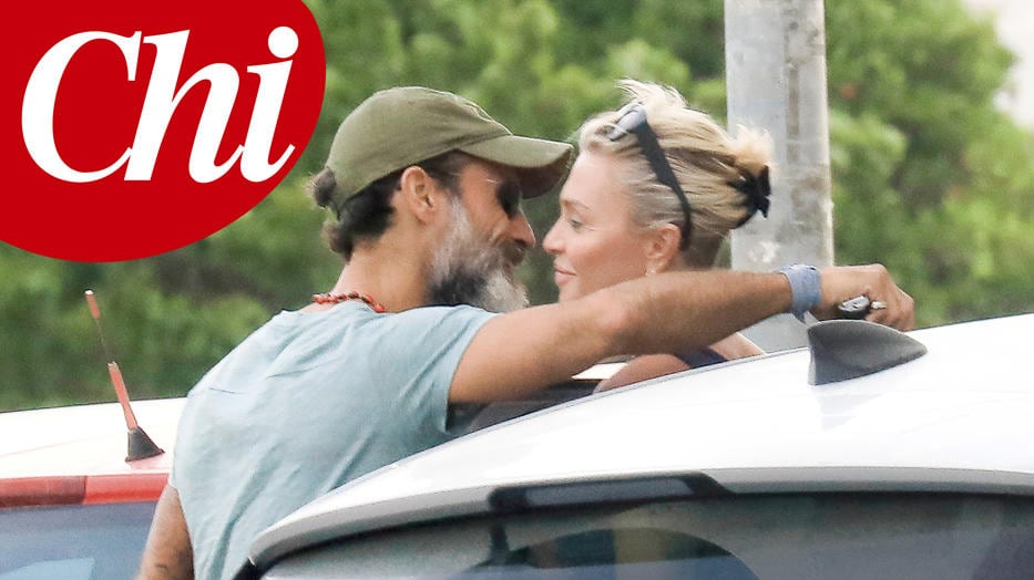 Raz Degan e Paola Barale insieme a Ibiza. Lei regala ai fotografi un topless generoso