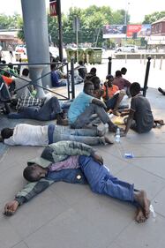 Immigrati scaricati per terra alla stazione di Rogoredo 5
