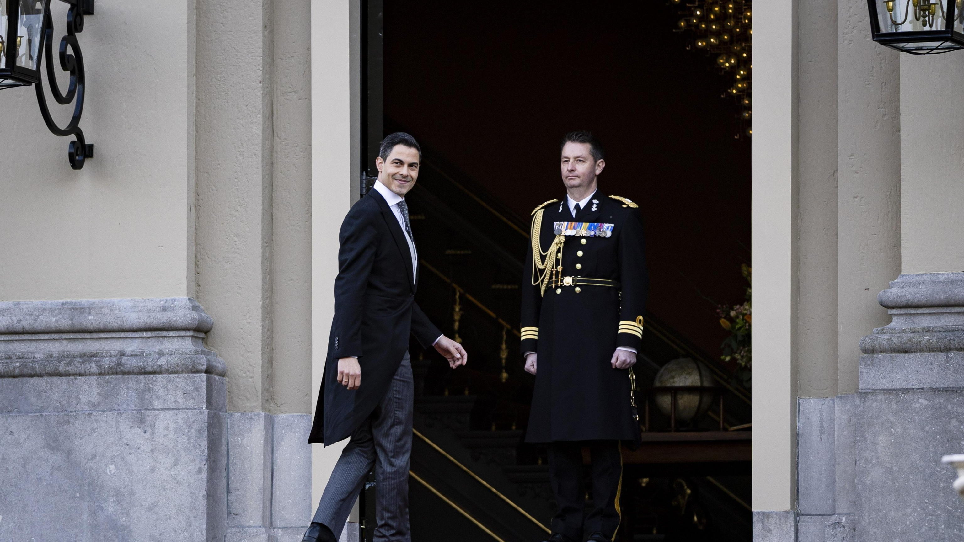 Olanda, giura il nuovo governo Jetten. A 38 anni è il premier più giovane: chi è