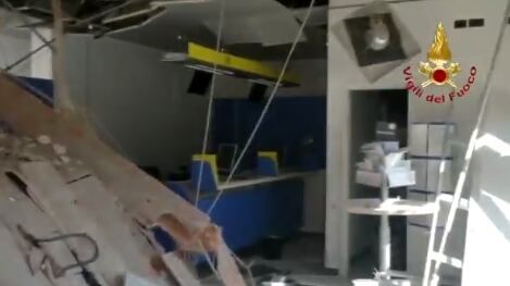 Vicenza, crolla soffitto delle Poste: tutti salvi grazie alla domenica