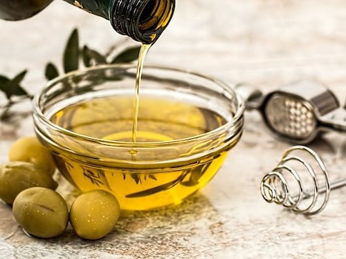 Olio di oliva, mezzo cucchiaio al giorno riduce i rischi cardiovascolari