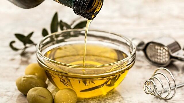 Olio di oliva, mezzo cucchiaio al giorno riduce i rischi cardiovascolari